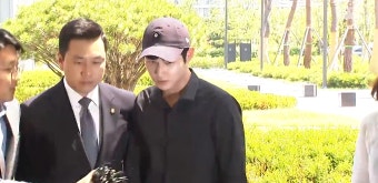 ‘女연예인 강제추행-특수협박 혐의’ 이서원, 사과없이 묵묵부답 검찰 출석