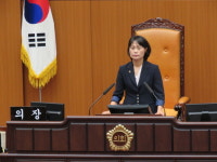  제8대 부산시의회 개원 ... 최연소 첫 여성 의장, 박인영 의원 선출 