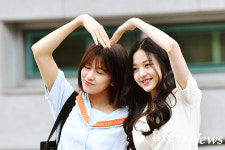 ［포토］안유진X장원영, 안녕즈의 하트를 받아주세요