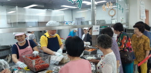 구리시 여성노인회관, 말복 맞아 어르신 점심 대접 