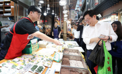 이재명 경기지사, 파주 금촌 전통시장 방문 현장행보