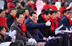 [포토] 이용섭 광주시장, 성탄트리 점화식서 어린이 합창단에게 엄지