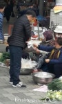 노점상들에 자릿세 명목 돈 거둬 말썽