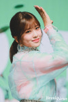 ［포토］아이즈원 안유진, 댕댕이와의 심쿵 눈맞춤