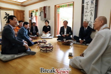 [포토] 김영록 지사, 지선 방장스님과 차담