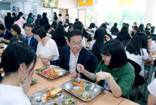 영천시, 고등학교 전면 무상급식 실시…현장 방문