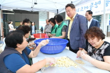 구리 수택3동, 독거노인 위한 건강식 꿀마늘 담그기 행사 