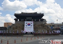 홍성군, 조양문에 대형 태극기 내걸어 