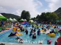 괴산군 연풍면 수옥정물놀이장, 무더위 속 ‘큰 인기’