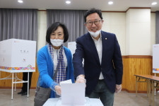 [총선4.15-남양주시]남양주을 김한정 후보, 별내면사무소에서 사전투표 마쳐