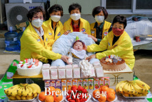 적십자 영동지회, 9남매 다둥이네 막둥이 백일상 선물