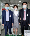NH농협은행충주시지부, 코로나19 극복 떡과 음료 전달