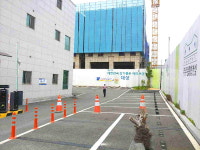 부산 녹산공단 내 2층 은행 건물 기울어져 긴급 대피 소동