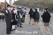 김병우 충북교육감, 등굣길 학생 맞이 행사 참가