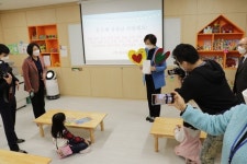 유은혜 교육부장관, 오산시 ‘함께자람교실(오산고현초)’ 방문