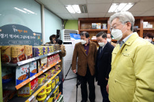 이재명 경기도지사, 4일 경기 먹거리 그냥 드림 코너 운영 중인 시립광명푸드마켓 방문
