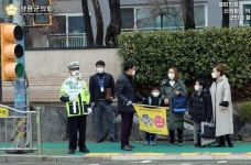 [포토]양평군의회 전진선 의장, 양평초 새내기 등교길 교통안전지도 나서