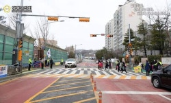 [포토]양평군의회 전진선 의장, 양평초 새내기 등교길 교통안전지도 나서