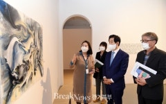 안병용 의정부시장, 도서관 속 작업실 展 관람 후 격려