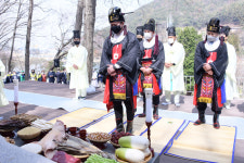 여수 영취산 진달래축제 산신제 성황···방역수칙 철저·상춘객 발길