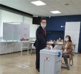 [포토] 허경영 국가혁명당 후보, 종로 삼청동 주민센터서 투표