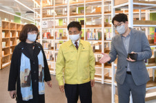 청주시의회 최충진 의장, 가로수도서관 현장 점검
