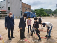 정윤경 의원, 찾아가는 이동과학차 참관 위해 둔대초등학교 방문