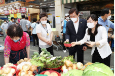 충북교육청, 지역경제 활성화 일조 전통시장 장보기 행사 진행