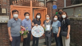 중랑구,  망우3동 홀몸어르신께 직접 재배한 친환경 농산물과 꽃바구니 전달