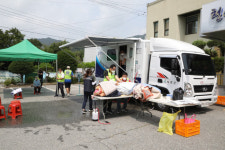 옥천군자원봉사센터, 취약계층 찾아가는 이동세탁봉사 큰 호응