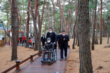 울진군, 보행약자층에 안전한  ‘월송정 무장애나눔길’ 개장