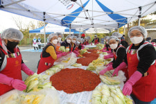 진천군장애인복지관, (주)ATS진천 저소득 장애인 위한 김장나눔 실천