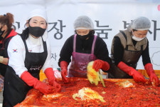 외식기업 정성담, 양평에서 1.5톤 김치 나눔 봉사