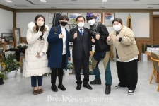 포천시, ‘내일은 국민가수’ 김성준 씨와 청년 유튜버 박현지·김희준 씨 격려