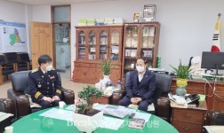 동해시의회 김기하 의장,  정석하 신임 동해경찰서장 접견