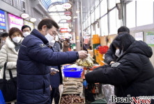 [포토] 이용섭 광주시장, 설 맞이 말바우 전통시장 방문