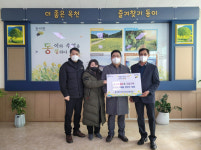 옥천 문화광고마을 정민우 대표, 지역 아동 후원금 전달