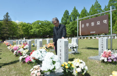 이재정 경기도교육감,  국립대전현충원 4.16세월호 참사 순직교사 묘소 참배