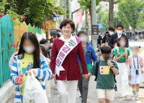 강은희 대구교육감 후보, 등교지도로 공식 선거운동 시작