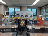 서울시립중랑노인종합복지관 ‘알록달록 색종이 접기’ 프로그램 진행