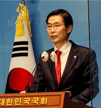 나경원 의원, 서울대 중앙도서관의 시진핑 자료실 폐쇄 촉구하여 중국 선망 부적절 지적