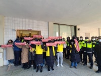 경찰, 대구시청 항의방문 대형마트 휴무 평일 전환 반대 마트노조원 20명 연행