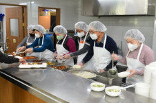 제천시의회, 노인회관 관계자 애로사항 청취..복지관 급식 봉사활동 병행