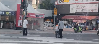 영동군 홈페이지에 노약자 횡단보도 보호 학생 칭찬 글 ‘화제’