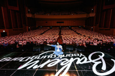  김연경 팬미팅, 2천명 열광.. 박경림 체조경기장서 했어야