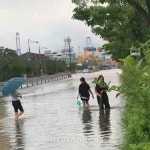 진해 신항중학교 여중생들, 팔 걷어 붙이고 막힌 배수로 뚫어
