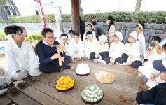 농형중앙회 이재식 부회장, 어린이들과 전통 ‘가을걷이’ 재현