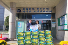 진천읍 행정복지센터, 최기자 씨 이웃돕기 물품 전달