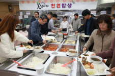 충북도, 못난이 시리즈 첫 집단급식소 제공