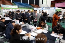 ‘김해시 채용박람회, 현장에서 65명 채용’ 성과